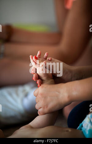 Bambino di essere massaggiato Foto Stock