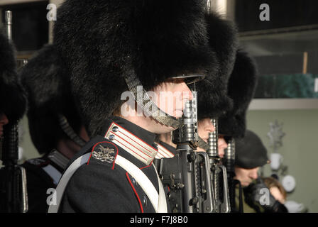 Copenhagen, Danimarca. Il 1 dicembre del 2015. Queen's guardie marhcing attraverso la città per raggiungere Palazzo Amalienborgs per modificare le protezioni a mezzogiorno Credito: Francesco Dean/Alamy Live News Foto Stock