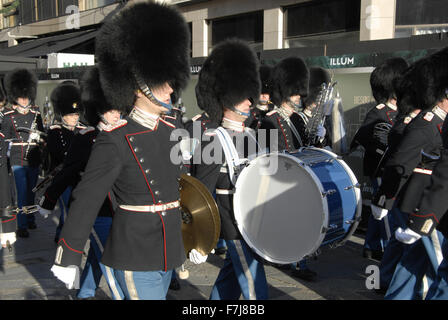 Copenhagen, Danimarca. Il 1 dicembre del 2015. Queen's guardie marhcing attraverso la città per raggiungere Palazzo Amalienborgs per modificare le protezioni a mezzogiorno Credito: Francesco Dean/Alamy Live News Foto Stock