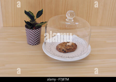 Chocolate Chip Cookie sotto vetro coperchio torta Foto Stock