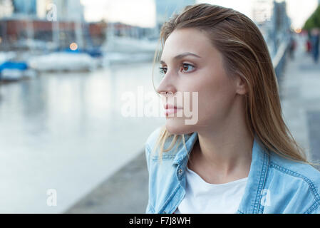 Giovane donna che guarda lontano nel pensiero Foto Stock