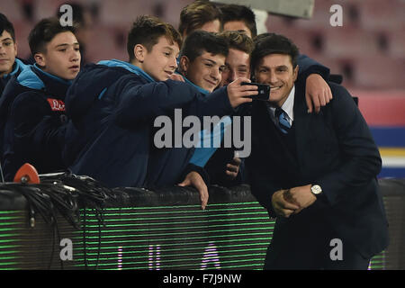 L'Italia. 30 Novembre, 2015. Javier Zanetti, Inter vice presidente prendere un selfie con ballboys Napoli 30-11-2015 Stadio San Paolo Calcio Calcio 2015/2016 Serie A Napoli - Inter Napoli ha vinto 2-1 Credito: Andrea staccioli/Alamy Live News Foto Stock