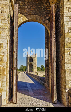 Besalú ponte ingresso città Catalogna Spagna Foto Stock