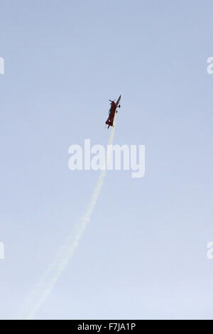 Volare al limite con 10 G-carico. Klaus Lenhart, nell'abitacolo della sua rosso macchina acrobatico, tipo extra 300L. Foto Stock