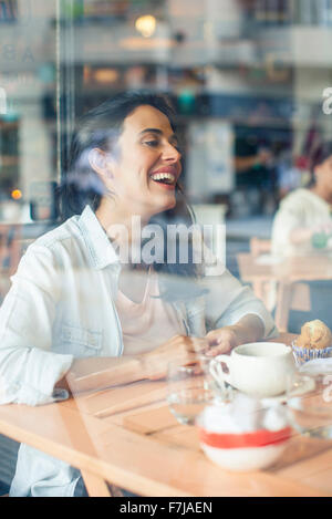 La donna nel coffee shop Foto Stock