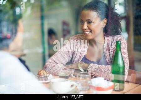 Riunione amici in coffee shop Foto Stock