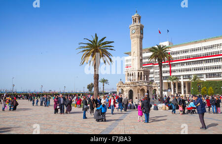 Izmir, Turchia - 5 Febbraio 2015: piazza Konak, la gente a piedi vicino alla storica torre dell'orologio, simbolo della città di Izmir Foto Stock