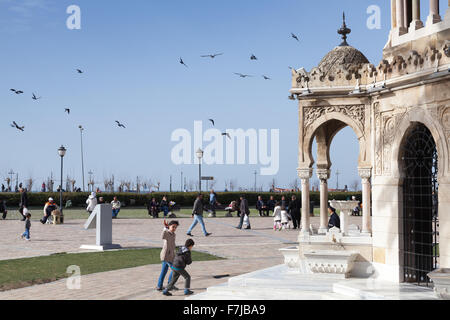 Izmir, Turchia - 5 Febbraio 2015: piazza Konak, la gente a piedi vicino alla storica torre dell'orologio Foto Stock