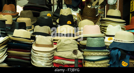 Un abbondanza di cappelli in vendita su uno stallo visto a Cambridge Circus London WC2 UK nel settembre 2015. Foto Stock