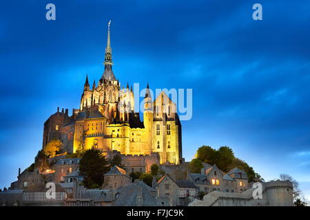 Mont Saint Michel a sera, Normandia, Francia Foto Stock