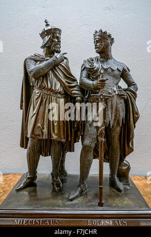 Una statua di Bolesław I Chrobry e Miecislaus presso il Wilanow Palace di Varsavia Foto Stock