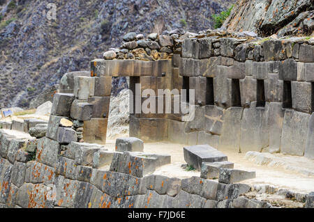 Porta ad Ollantaytambo nella Valle Sacra degli Incas, Perù Foto Stock