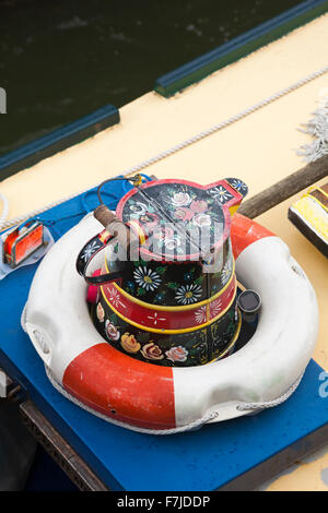 Caraffa di ceramica e anello di vita sulla barca stretta tetto chiatta narrowboat sul canale Kennet e Avon, Devizes, Wiltshire, Inghilterra, Regno Unito nel mese di agosto Foto Stock
