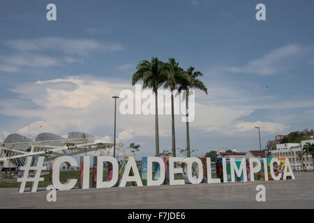 Vista della Praça Mauá con #CIDADEOLIMPICA segno prominente nella parte anteriore del Museu do Amanhã (Museo di domani). Giochi Olimpici di Rio de Janeiro, Brasile, 2016. Foto Stock