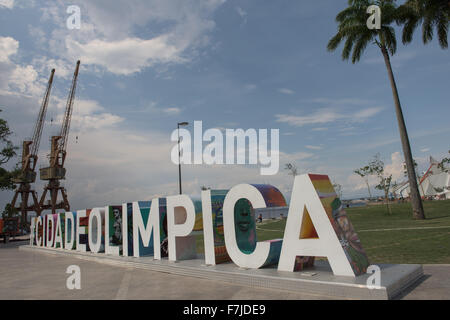 Vista della Praça Mauá con #CIDADEOLIMPICA segno prominente con dock in disuso gru, lasciato come parte della rigenerazione urbana programma. Giochi Olimpici di Rio de Janeiro, Brasile, 2016. Foto Stock