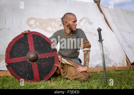 Un close-up di un Viking con scudo e spada, Ishøj, Danimarca Foto Stock