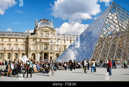 Turisti in appoggio al museo del Louvre, Parigi, Francia Foto Stock