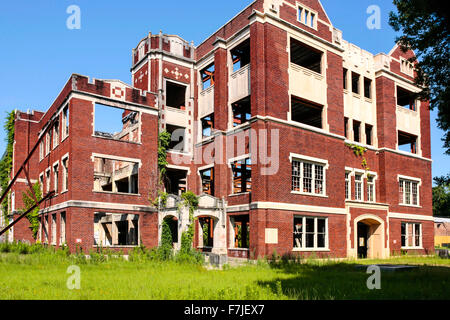 Gli abbandonati e devastata alto edificio scolastico in Hattiesburg Mississippi Foto Stock