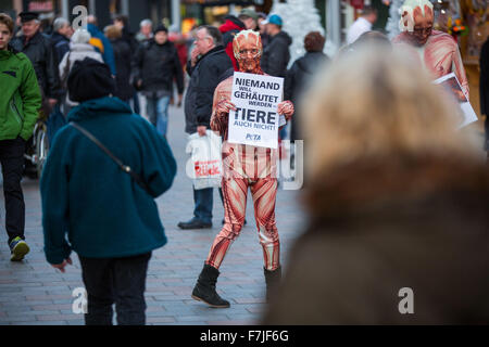 Schwerin, Germania. 01 Dic, 2015. Peta attivisti indossare tute di corpo umano raffigurante il tessuto muscolare per protestare contro la scuoiatura degli animali da pelliccia e industria della moda, a Schwerin, Germania, 01 dicembre 2015. Foto: Jens BUETTNER/dpa/Alamy Live News Foto Stock