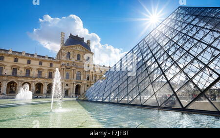 La piramide di vetro al museo del Louvre, Parigi, Francia Foto Stock