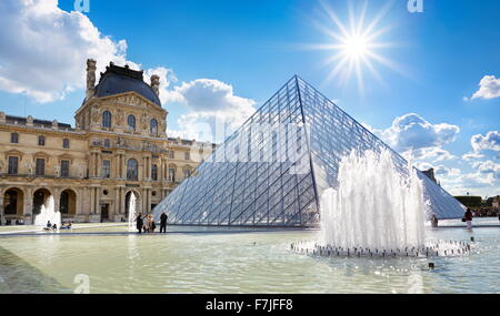 La piramide di vetro al museo del Louvre, Parigi, Francia Foto Stock