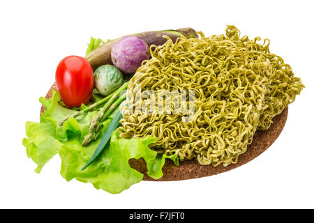 Il verde di tagliolini crudi con asparagi e verdure Foto Stock