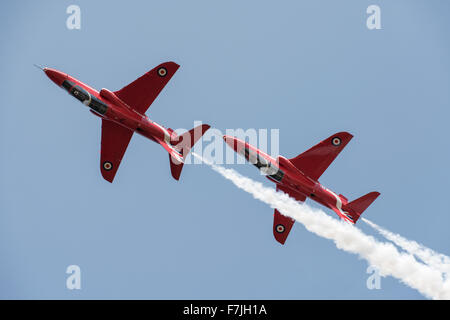 La RAF frecce rosse aerobatic display del team 'Sincronizzato coppia' eseguire la loro routine emozionante al 2015 International Air Tattoo a Foto Stock