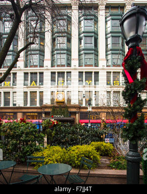 Qui illustrato è una vista di Macy's Herald Square nel centro cittadino di Manhattan decorato per il Natale Foto Stock