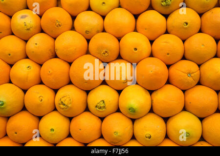 Pila di luminose di generi alimentari freschi arance navel Foto Stock