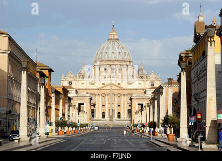 Italia, Roma, via della conciliazione e basilica di San Pietro Foto Stock