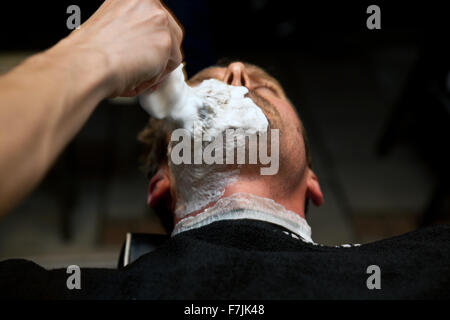 Avendo una barba a Londra Cut-Throat barbiere e salone, Peckham, Londra Foto Stock