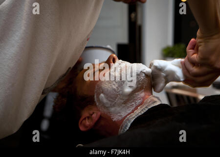 Avendo una barba a Londra Cut-Throat barbiere e salone, Peckham, Londra Foto Stock