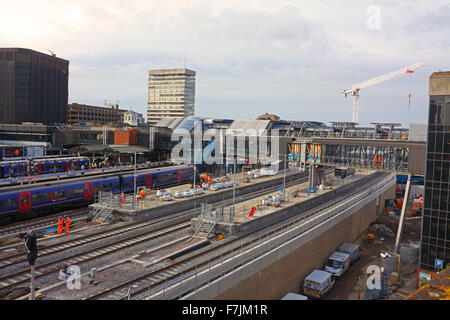 Vista dal London fine della nuova stazione è in fase di costruzione in lettura con nuovi brani e le piattaforme dei lavoratori, gru ed attrezzature Foto Stock