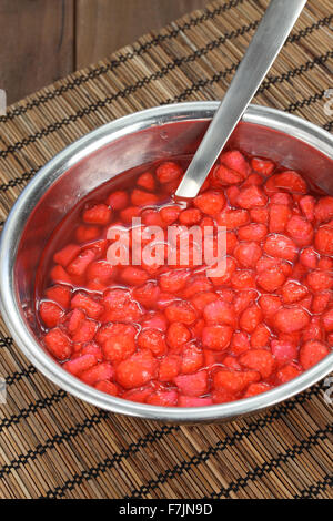 Rosso rubino(vasca krob tim) è un dolce tradizionale in Thailandia effettuate con acqua le castagne in latte di cocco. Foto Stock