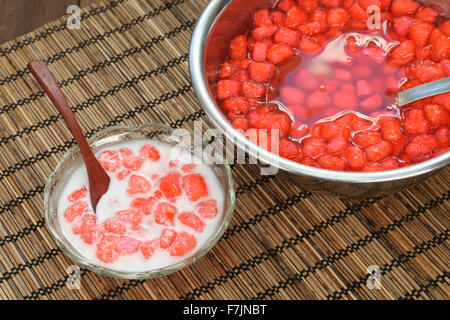 Rosso rubino(vasca krob tim) è un dolce tradizionale in Thailandia effettuate con acqua le castagne in latte di cocco. Foto Stock