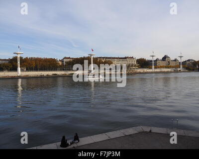 Piscina olimpionica sulle rive del fiume Rodano a Lione Francia Foto Stock