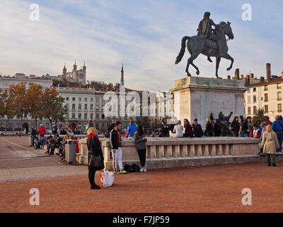 Lyon Francia fiore bouquet statua e torre olimpica Foto Stock