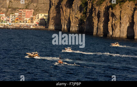 Costa di Sorrento con barche Foto Stock