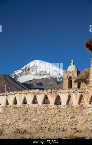 Chiesa del Sajama Parco Nazionale, Bolivia Foto Stock