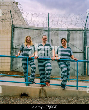 Agosto 24th, 2015, Phoenix, AZ, Stati Uniti d'America : Tre sorridente detenuti che sono su Estrella carceri catena unità di pista davanti alla telecamera. Foto Stock