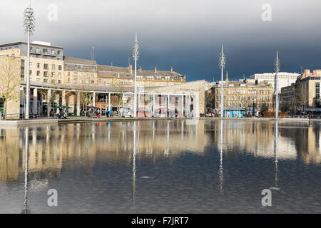 La piscina a specchio in Bradford City Park Foto Stock