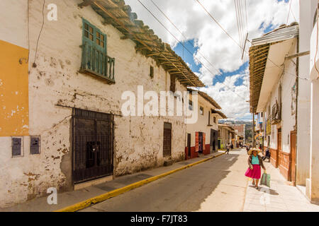 Tradizionalmente vestiti Donna Peruviana passeggiate attraverso la vecchia strada coloniale della città di Cajabamba Cajamarca nella regione del Perù Foto Stock