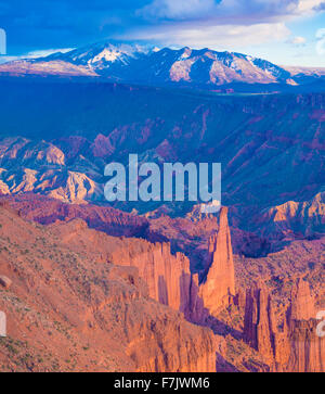 Torri di Fisher e La Sal Mountains al di là, Colorado River vicino a Moab, Utah Foto Stock