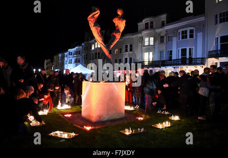 Brighton, Regno Unito. Il 1 dicembre del 2015. Centinaia di persone in giro per la Giornata Mondiale dell Aids veglia tenutasi nel New Steine Brighton dall'Aids Memorial stasera . I nomi di coloro che sono morti a causa di virus sono state lette prima di tutti è stato invitato alla luce di una candela in loro memoria Credito: Simon Dack/Alamy Live News Foto Stock