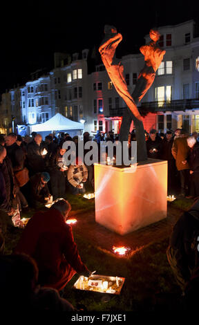 Brighton, Regno Unito. Il 1 dicembre del 2015. Centinaia di persone in giro per la Giornata Mondiale dell Aids veglia tenutasi nel New Steine Brighton dall'Aids Memorial stasera . I nomi di coloro che sono morti a causa di virus sono state lette prima di tutti è stato invitato alla luce di una candela in loro memoria Credito: Simon Dack/Alamy Live News Foto Stock