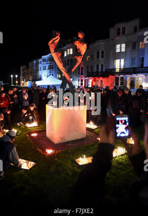 Brighton, Regno Unito. Il 1 dicembre del 2015. Centinaia di persone in giro per la Giornata Mondiale dell Aids veglia tenutasi nel New Steine Brighton dall'Aids Memorial stasera . I nomi di coloro che sono morti a causa di virus sono state lette prima di tutti è stato invitato alla luce di una candela in loro memoria Credito: Simon Dack/Alamy Live News Foto Stock