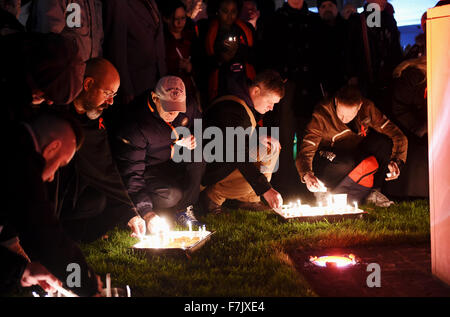 Brighton, Regno Unito. Il 1 dicembre del 2015. Centinaia di persone in giro per la Giornata Mondiale dell Aids veglia tenutasi nel New Steine Brighton dall'Aids Memorial stasera . I nomi di coloro che sono morti a causa di virus sono state lette prima di tutti è stato invitato alla luce di una candela in loro memoria Credito: Simon Dack/Alamy Live News Foto Stock