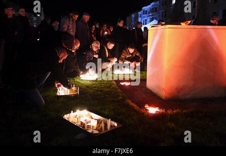 Brighton, Regno Unito. Il 1 dicembre del 2015. Centinaia di persone in giro per la Giornata Mondiale dell Aids veglia tenutasi nel New Steine Brighton dall'Aids Memorial stasera . I nomi di coloro che sono morti a causa di virus sono state lette prima di tutti è stato invitato alla luce di una candela in loro memoria Credito: Simon Dack/Alamy Live News Foto Stock