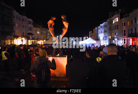 Brighton, Regno Unito. Il 1 dicembre del 2015. Centinaia di persone in giro per la Giornata Mondiale dell Aids veglia tenutasi nel New Steine Brighton dall'Aids Memorial stasera . I nomi di coloro che sono morti a causa di virus sono state lette prima di tutti è stato invitato alla luce di una candela in loro memoria Credito: Simon Dack/Alamy Live News Foto Stock