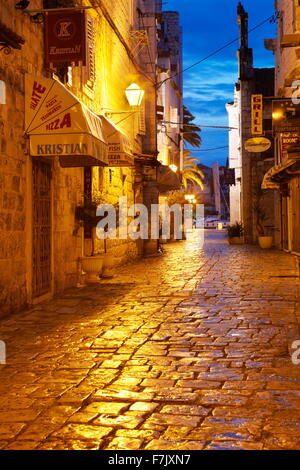 Trogir, la città vecchia strada di notte, Croazia Foto Stock